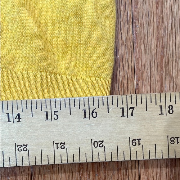 Tommy Hilfiger NWT Men's Dark Yellow V-Neck Sweater Size Medium Lightweight - Picture 11 of 13